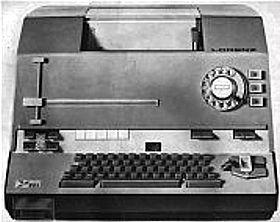 Fernschreibmaschine Lo 133 mit Lochstreifengeräten